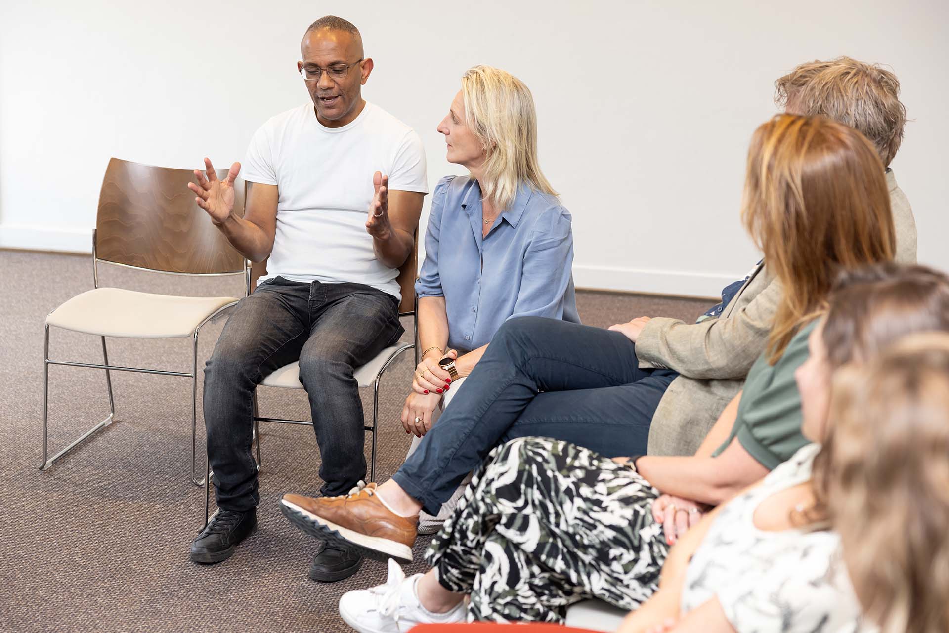 Esther in gesprek met deelnemer
