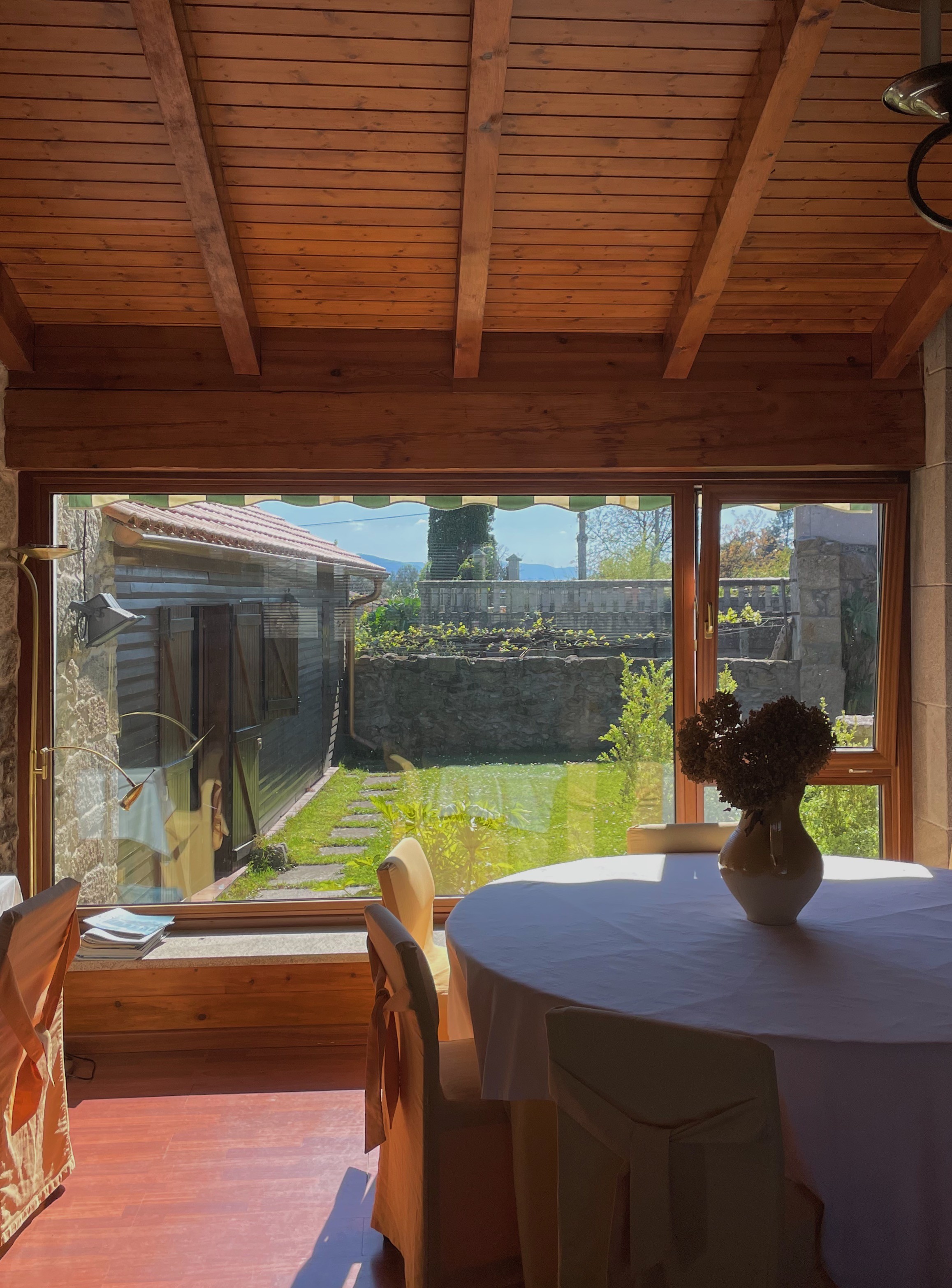 Interior acogedor de Casa Cruceiro - Casa rural de piedra en Arbo, Pontevedra