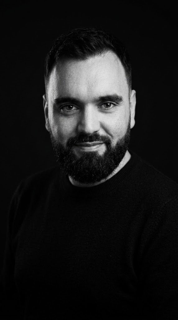 Crno-bijeli portret Vedrana Obradovića, osnivača Vizura Studio®.