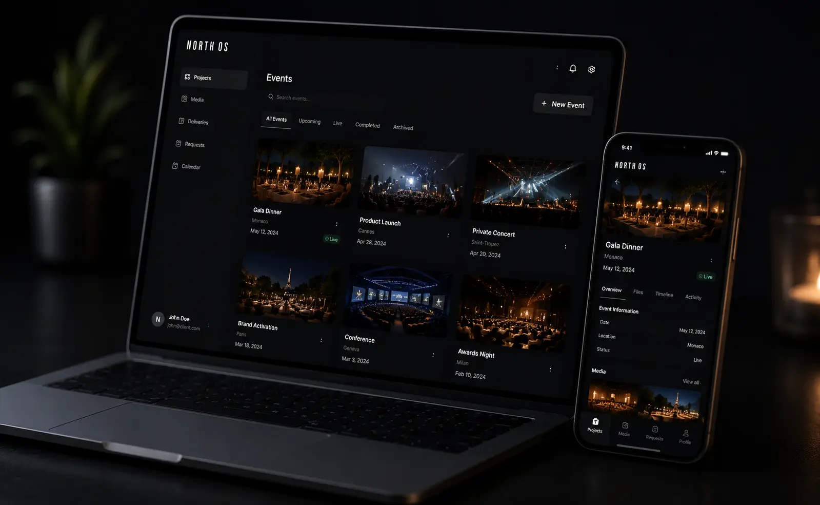 Tableau de bord événementiel SEMA OS affiché sur ordinateur portable et smartphone, permettant aux clients de gérer les productions, accéder aux médias, valider les livraisons et organiser les projets depuis un espace unique.