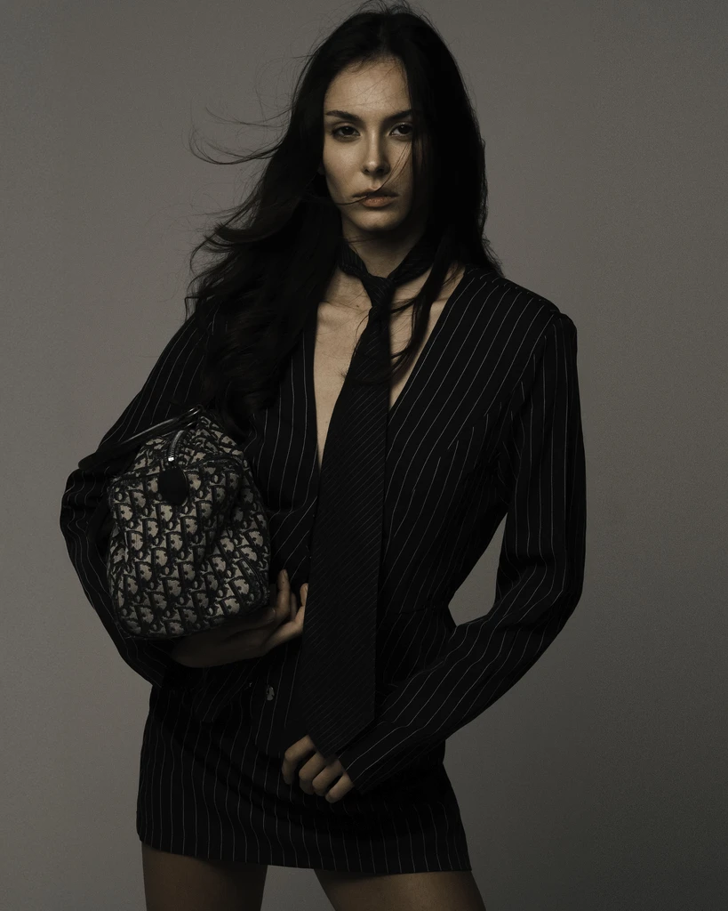 Fotografia fashion editoriale modella in studio per campagna pubblicitaria brand lusso – Roma