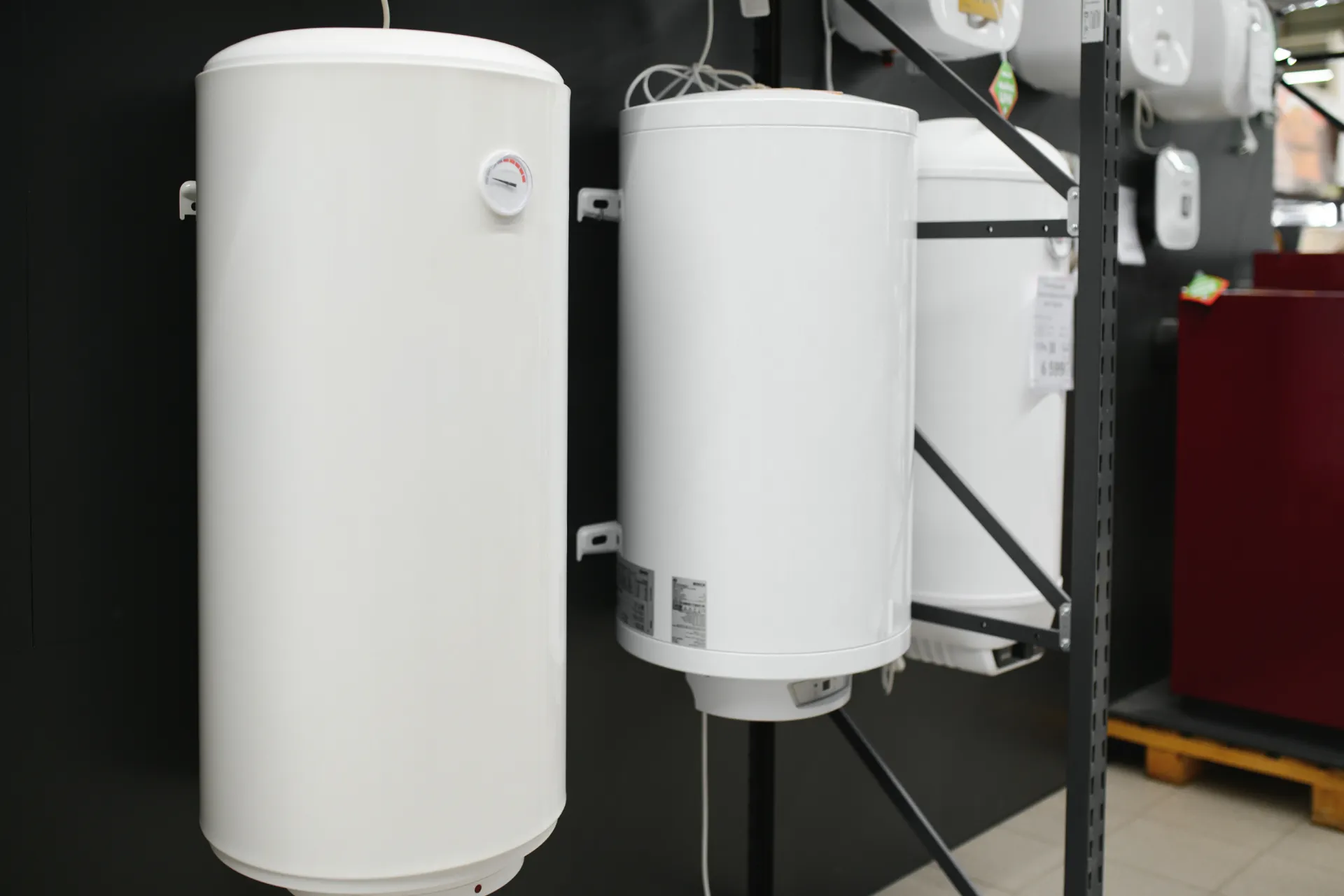 Mehrere kleine Gasheizungen nebeneinander gestellt.