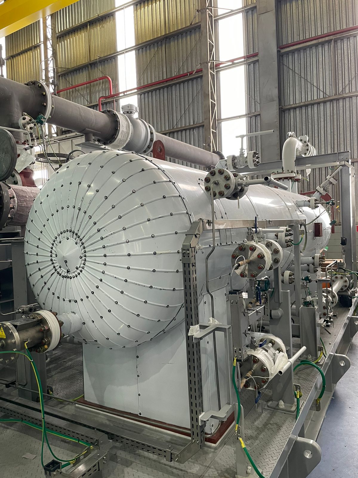 Linha industrial com máquinas laranja