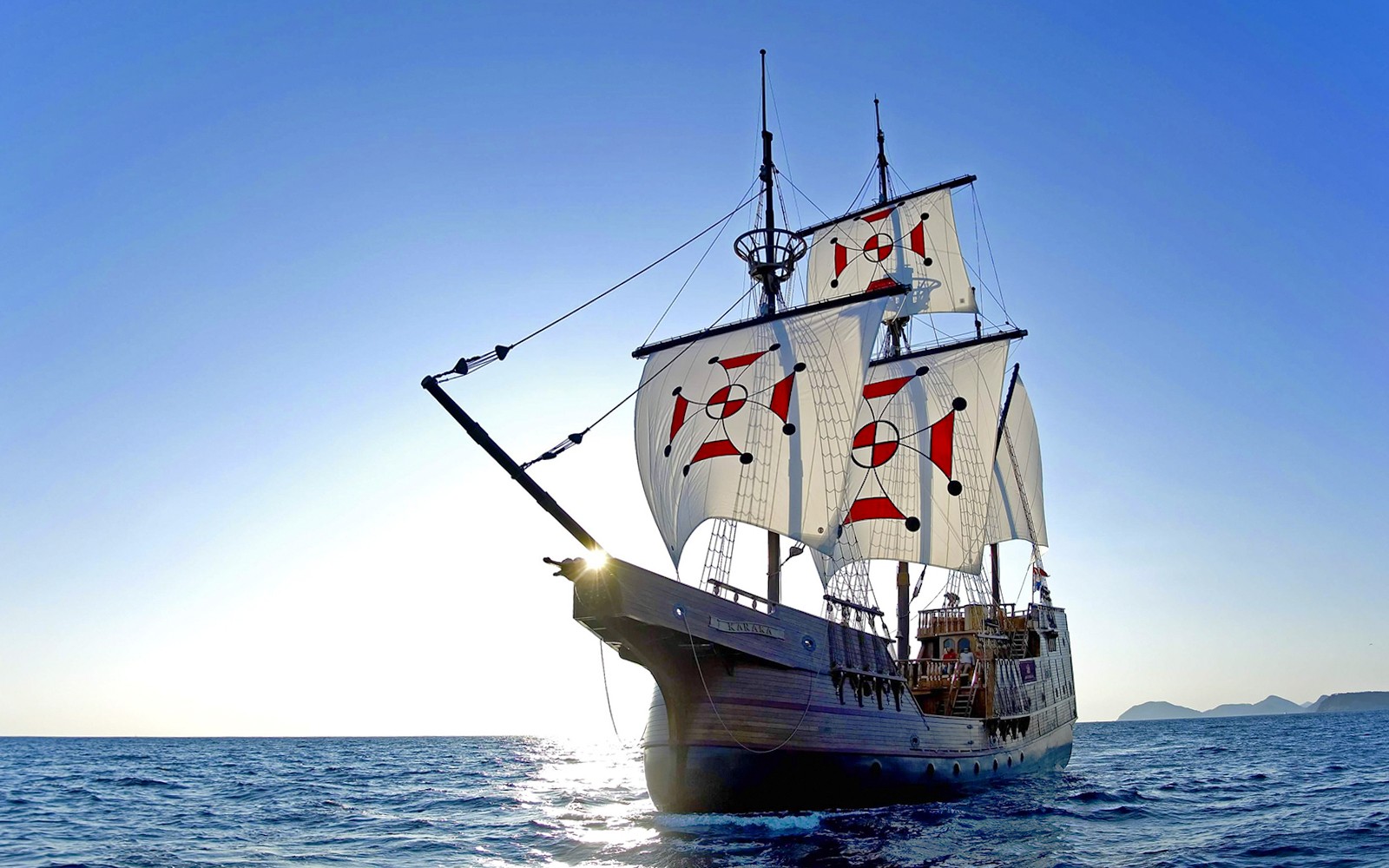 在蔚蓝晴空下,帆船巡游于 Elaphite 群岛。