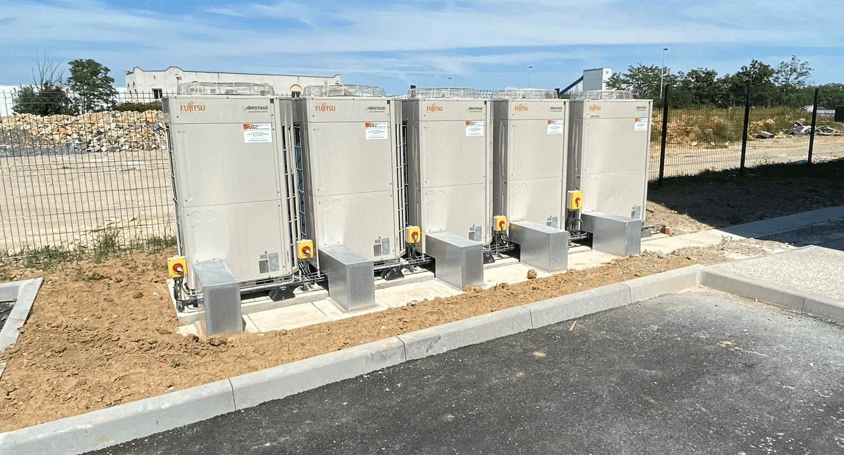 Climatisation murale réversible en cours d’ajustement