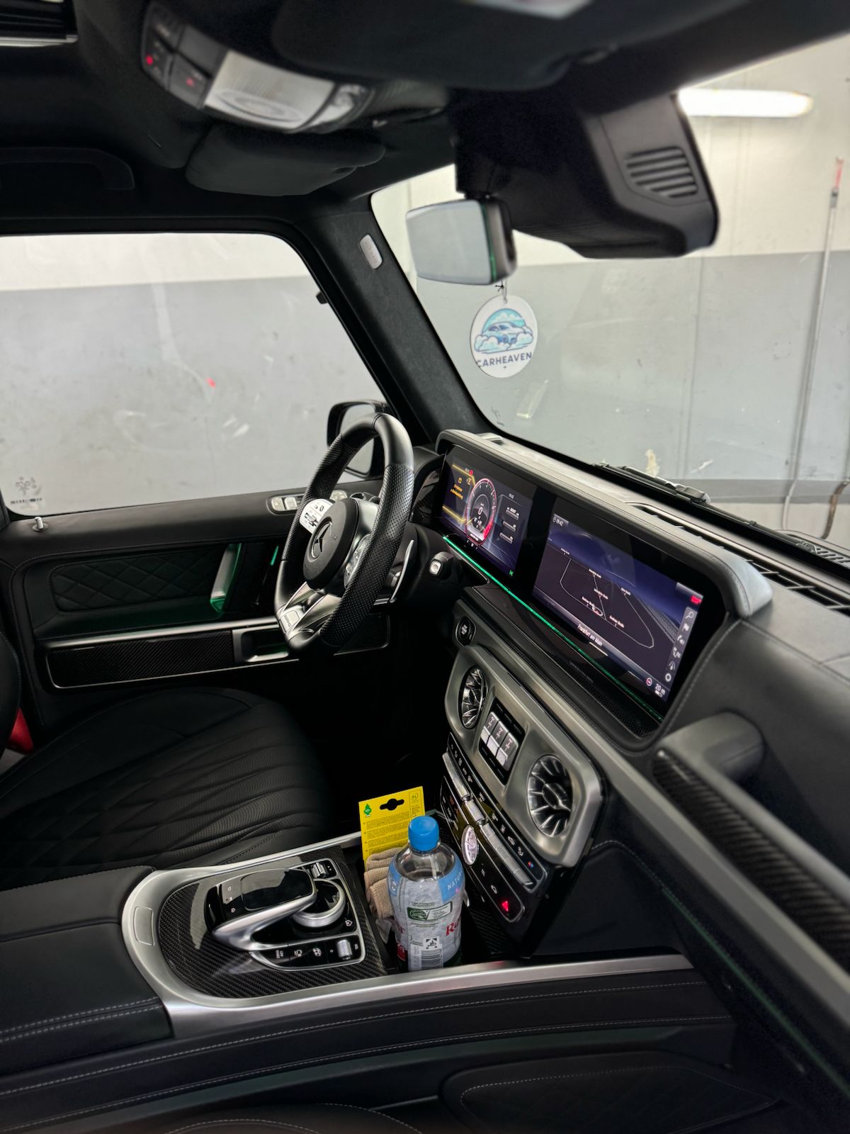 Innenreinigung schwarzer Leder Interieur von Mercedes G63 AMG nach einer Innenreinigung von CarHeaven Autoaufbereitung in Frankfurt am Main