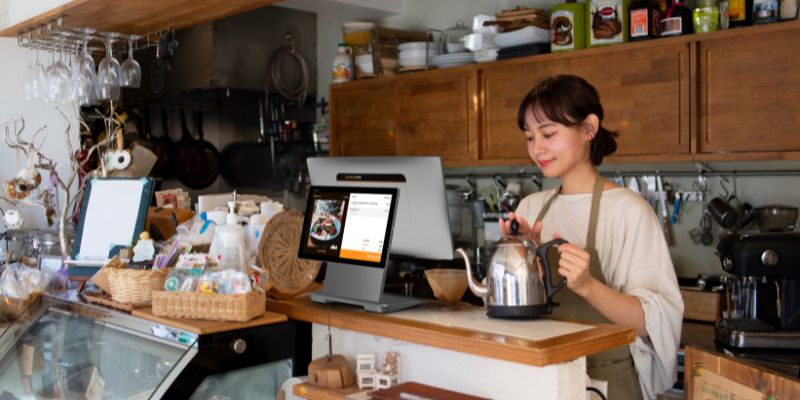 A F&B staff with a StoreHub POS