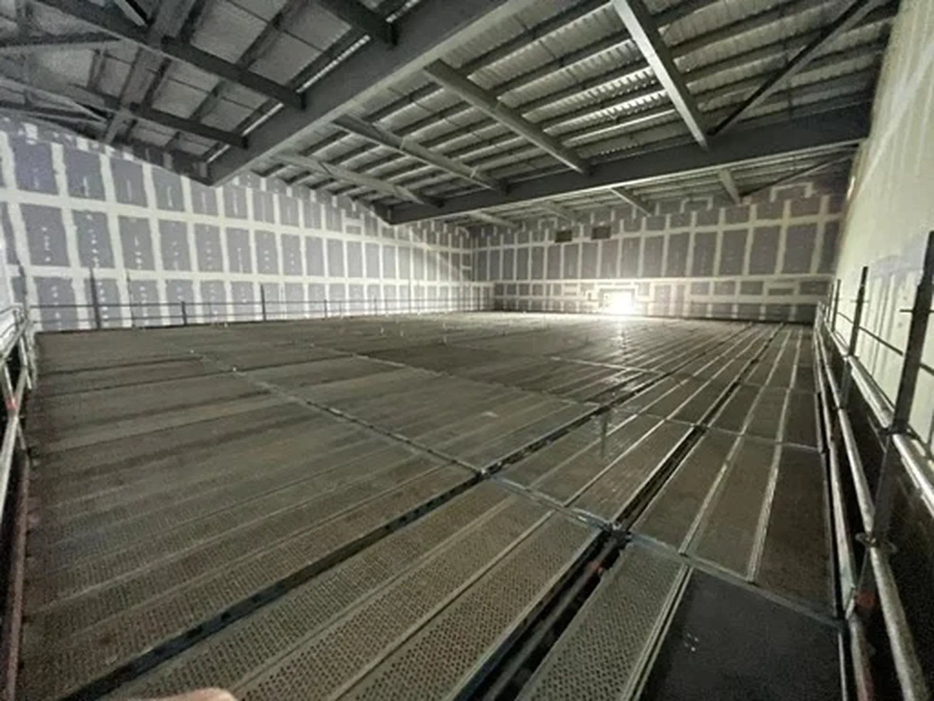 Internal temporary access platform inside a commercial building