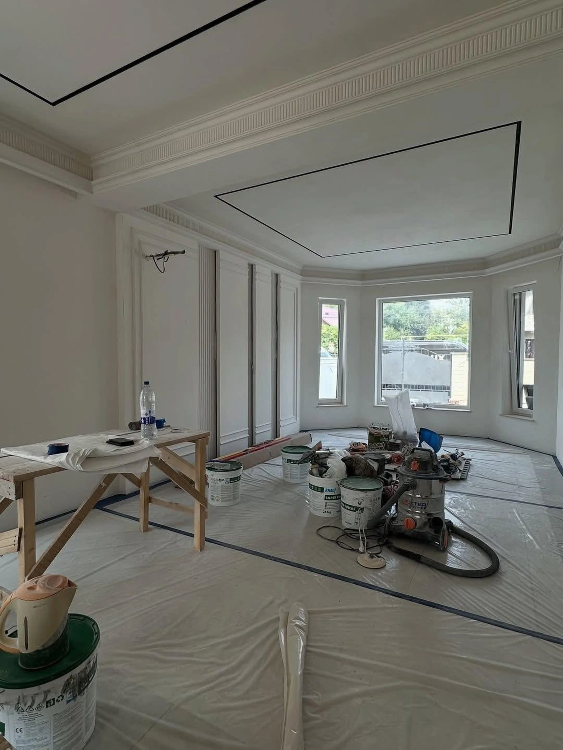 Détail — poignée intégrée sur façade de meuble.