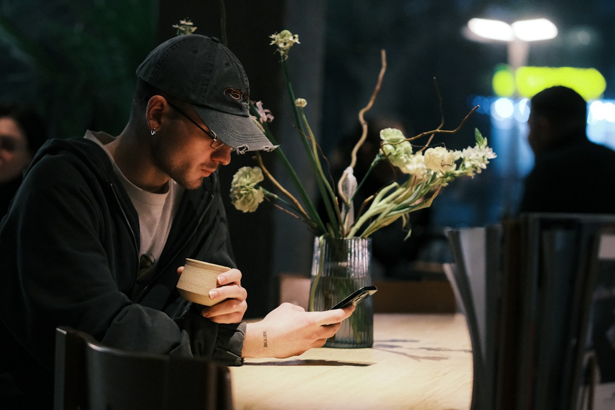 Personne consultant son téléphone dans un restaurant
