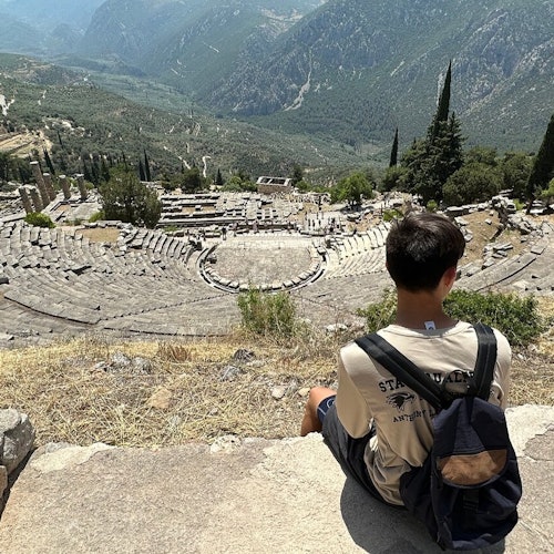 从高处俯瞰德尔斐古剧场的游客