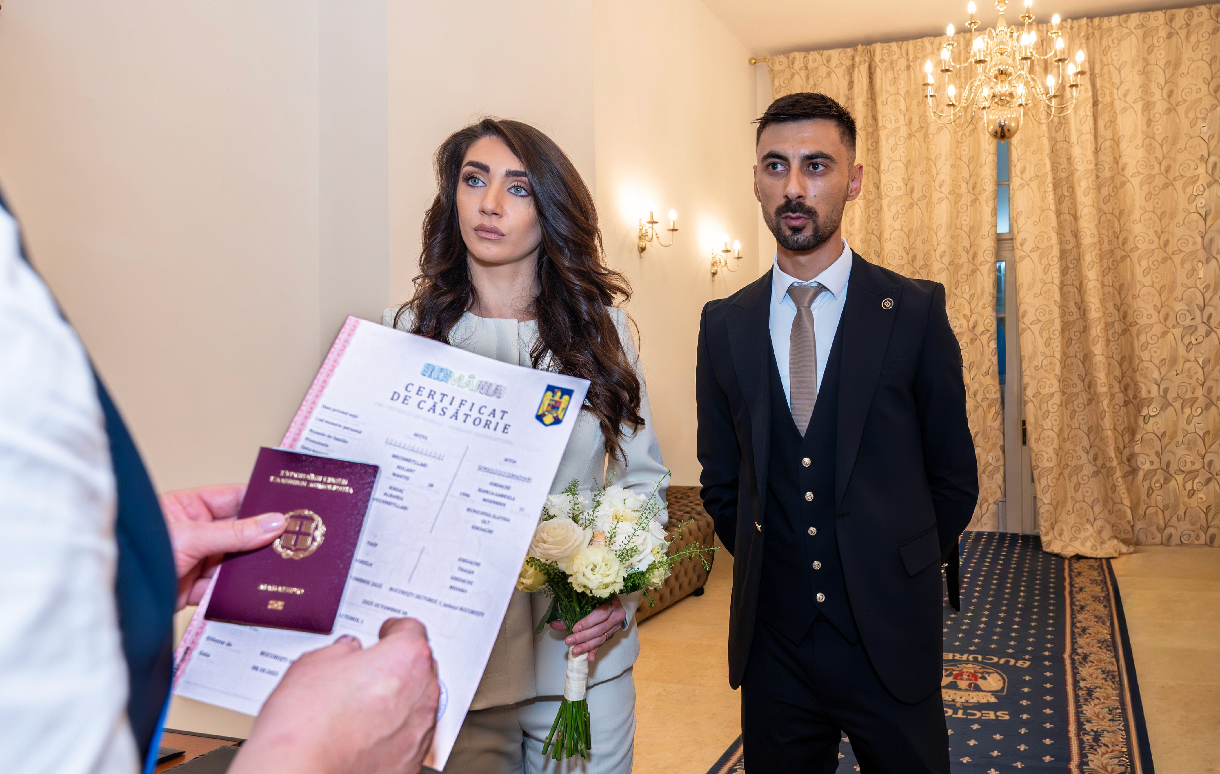 Cuplu în timpul cununiei civile în București, în momentul verificării actelor – fotografie profesională de cununie civilă, surprinzând emoția evenimentului.