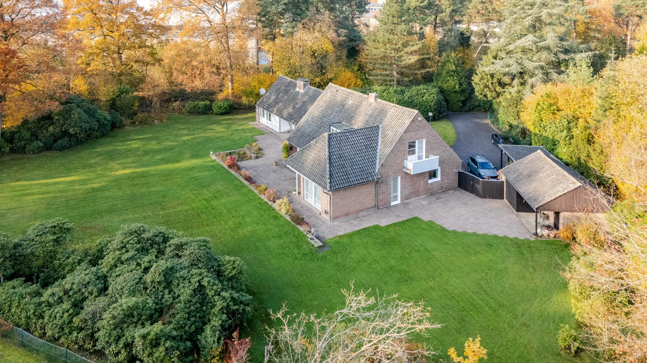 Luftaufnahme eines Einfamilienhauses mit Einliegerwohnung in Bad Bentheim, großes Grundstück mit gepflegtem Garten in ruhiger Lage.