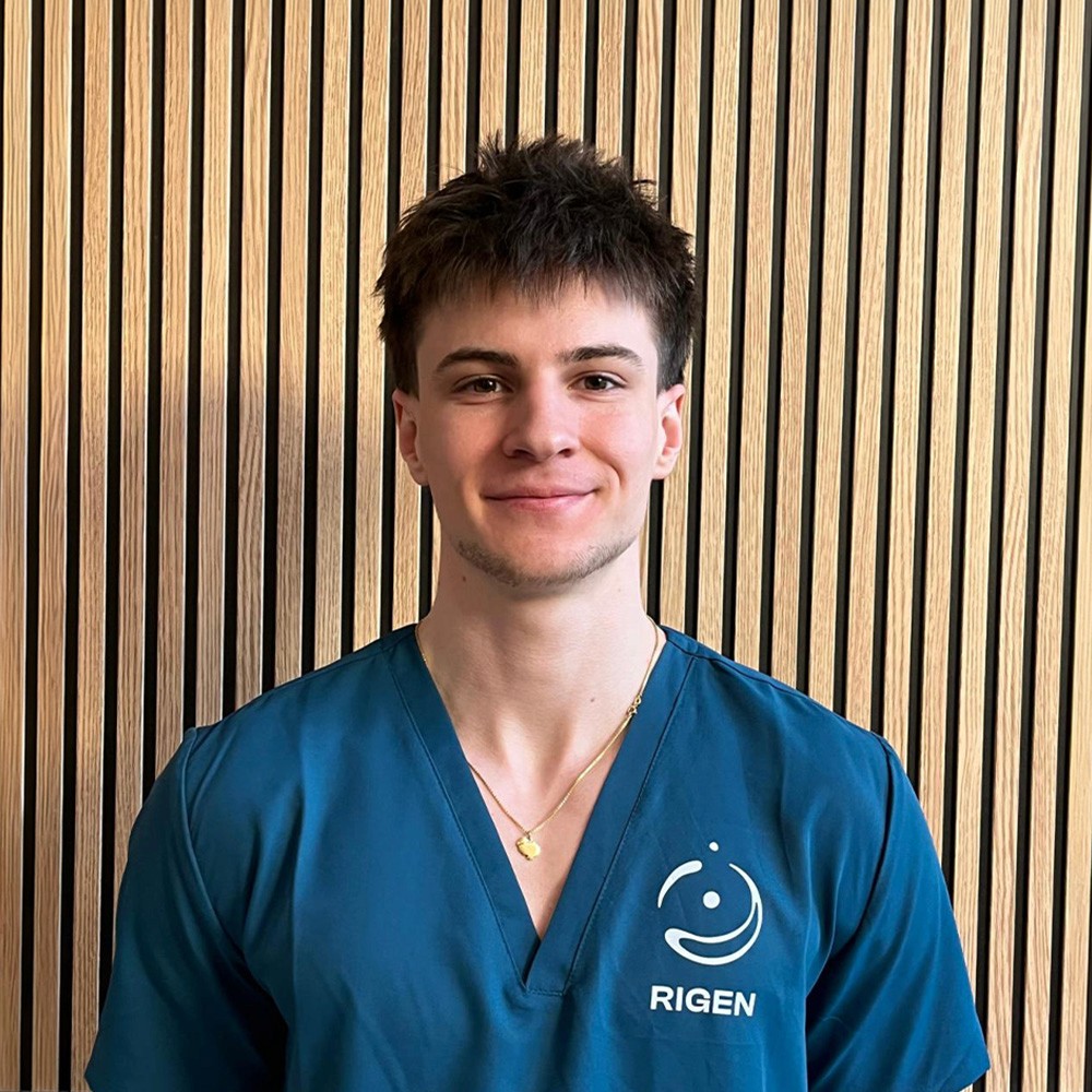 man in white crew neck shirt