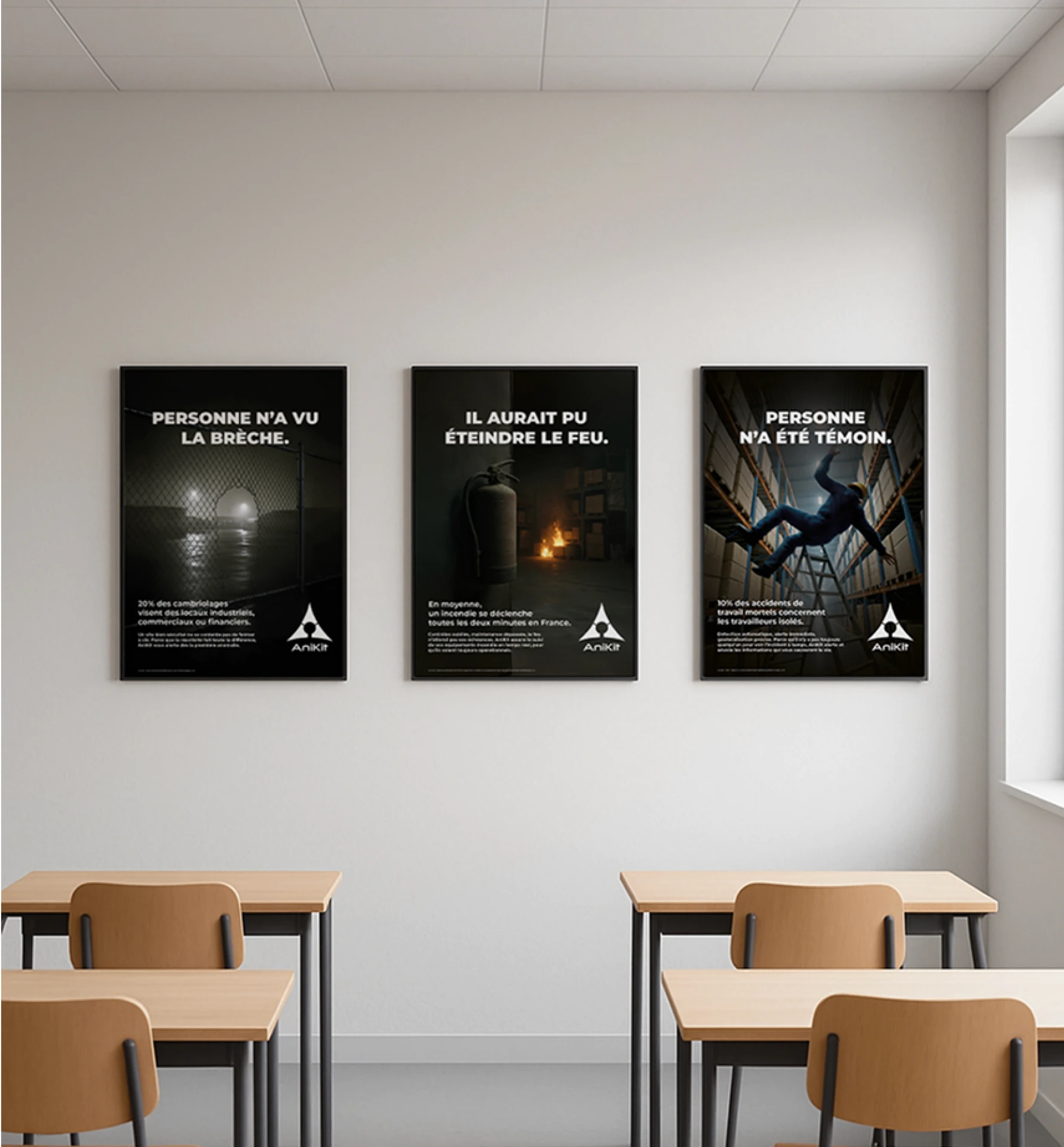 Triptyque de trois affiches de sensibilisation à la sécurité industrielle (incendie, chute, intrusion) pour AniKit, présentées dans une salle de réunion. Design graphique par Tartelette Concept, Toulouse.