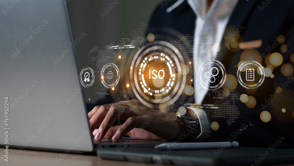 Verschwommene Sicht durch einen Glasbesprechungsraum, in dem Führungskräfte diskutieren, vermittelt Führung, strategische Entscheidungsfindung und den Einsatz von Managementsystemen über die Einhaltung hinaus.