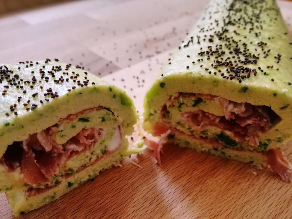 Rotolo di frittata tagliato a metà