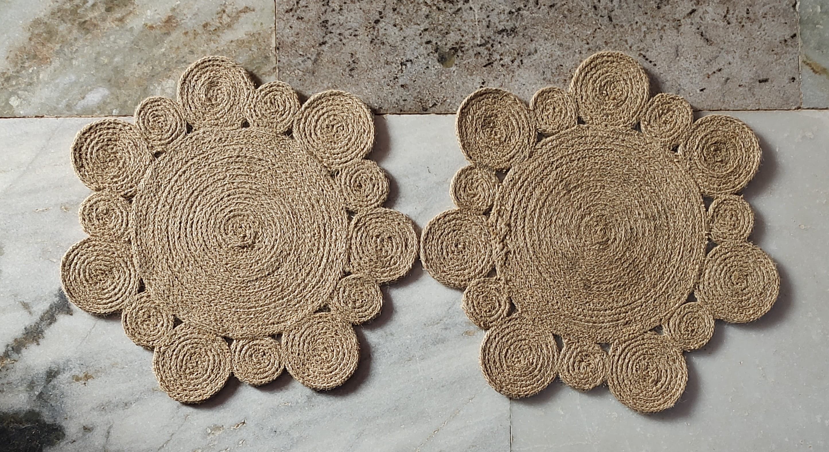 Handwoven scalloped round jute mats for home décor