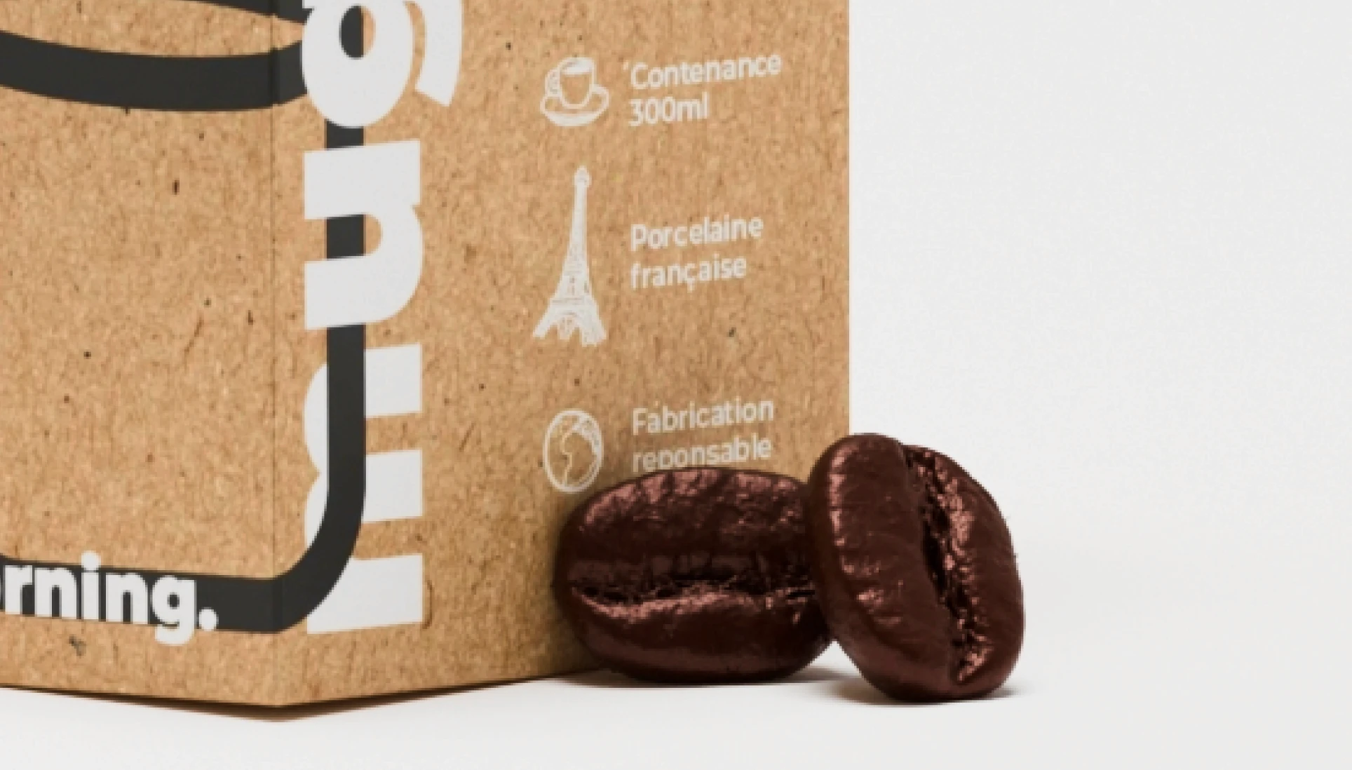 Zoom sur les icônes d'un packaging en carton kraft : porcelaine française, fabrication responsable. Modélisation 3D par Tartelette Concept.