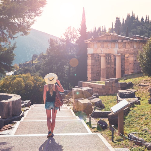一位游客正走向德尔菲考古遗址的阿波罗神庙
