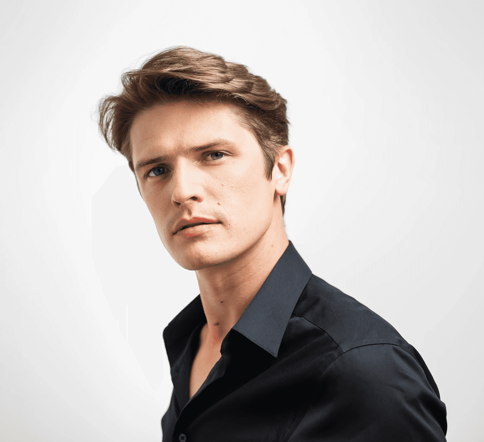 Portret mężczyzny w czarnej koszuli na jasnym tle