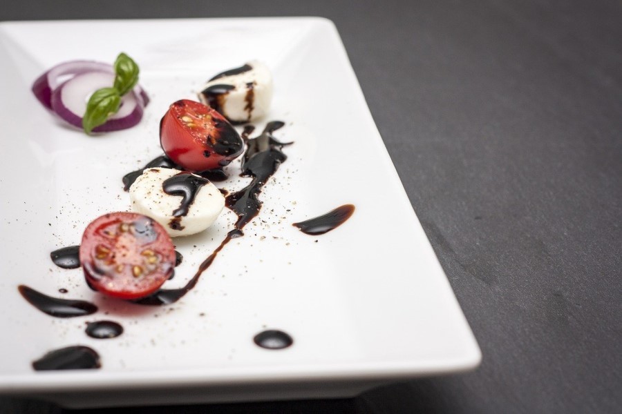 Aceto balsamico su pomodori e mozzarella