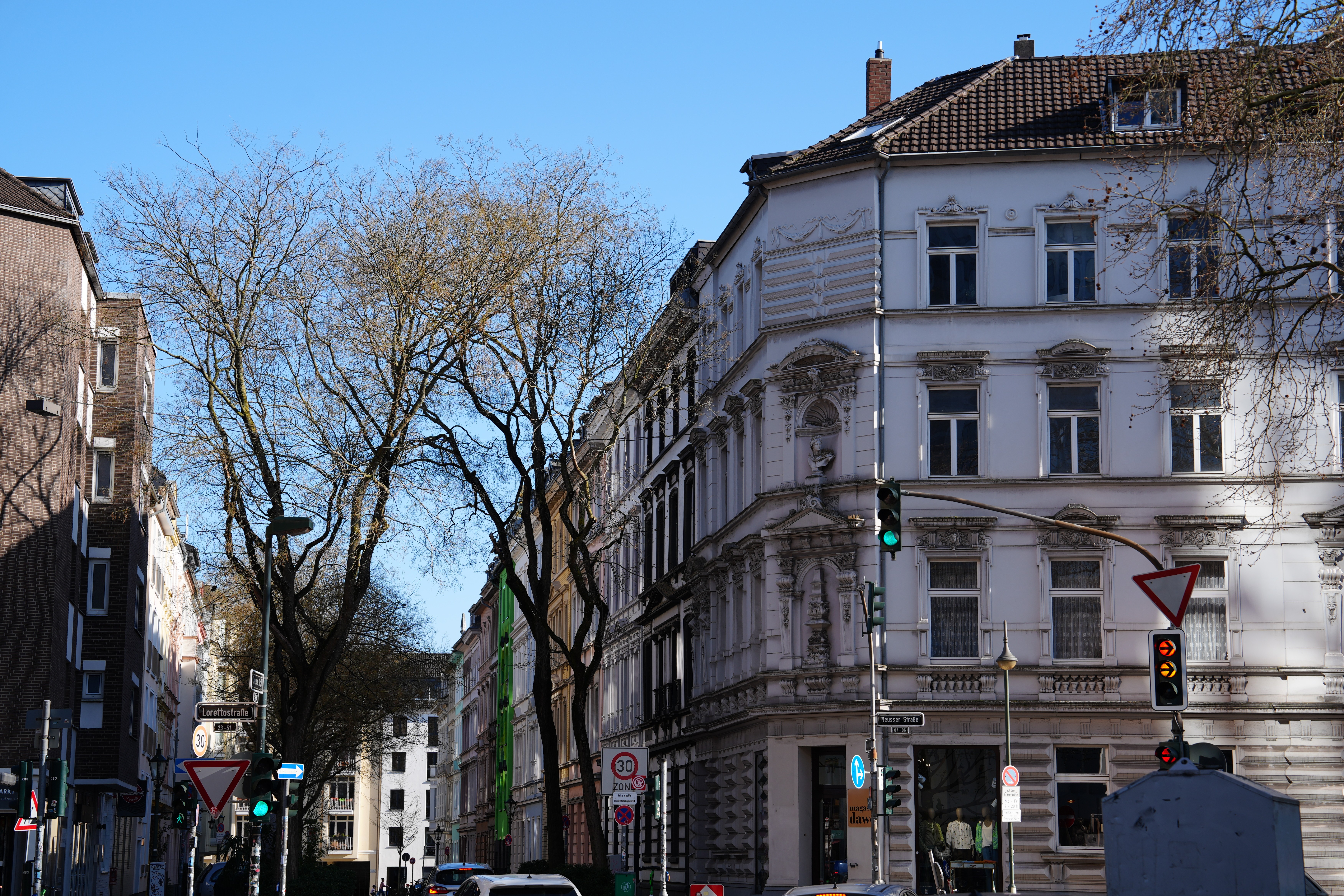 Weißes Wohngebäude Düsseldorf Innenstadt – WEG-Verwaltung für Eigentümer durch reltix