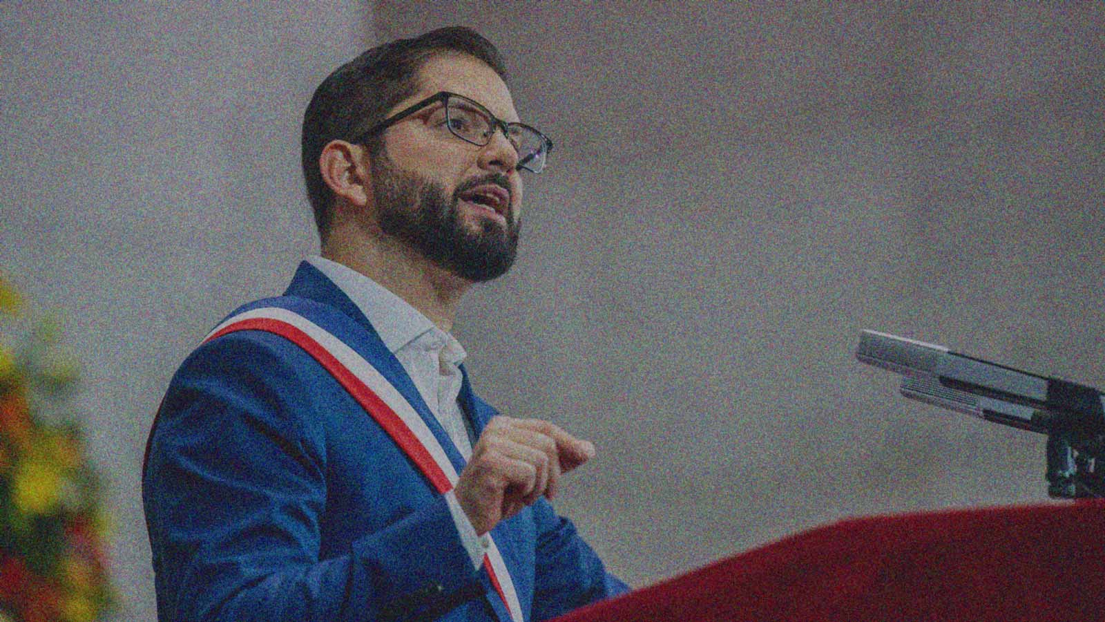 Foto del Presidente Gabriel Boric con la banda presidencial pronunciando un discurso en la columna de opinión Boric, la izquierda y su incapacidad de aceptar el orden de IdeaPaís.