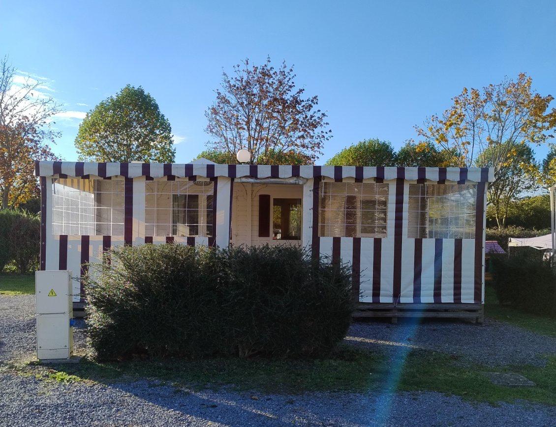 Mobil-home tout équipé avec terrasse couverte dans un camping verdoyant