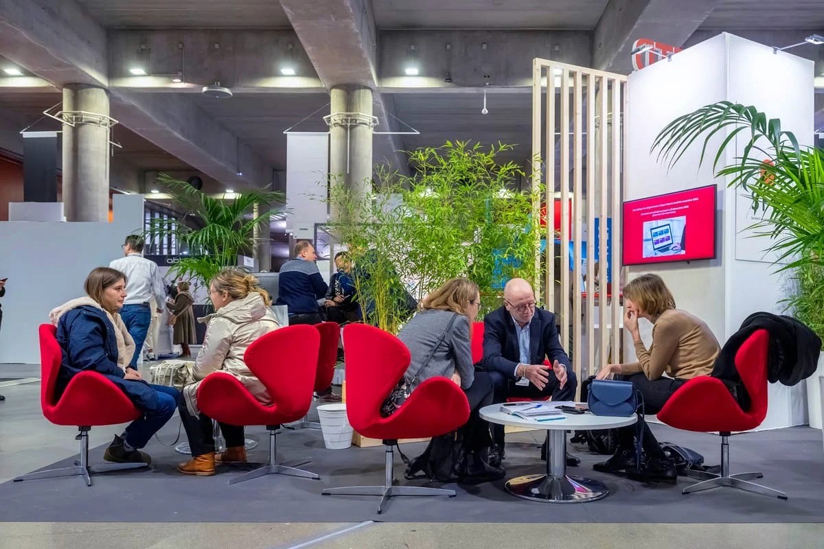 Réunion de travail en salle de conférence — photographe corporate Lille | Anteale Yann Manac’h