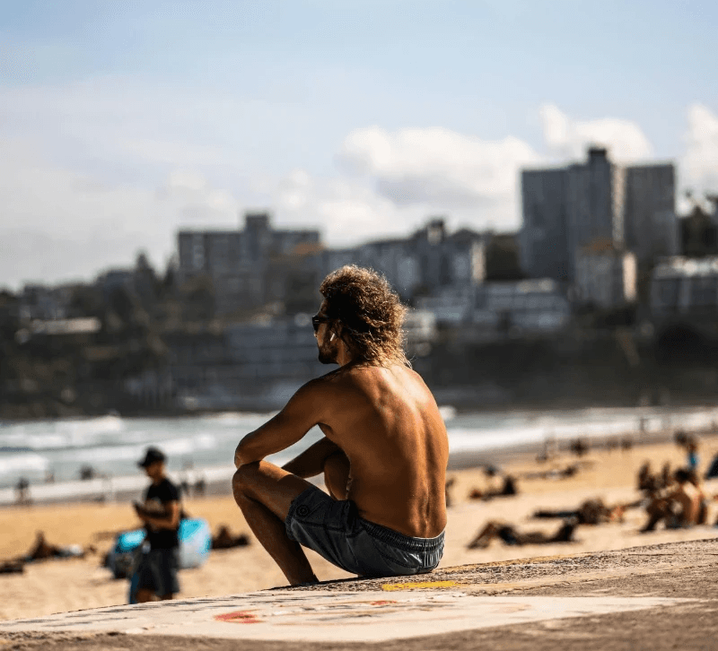 voyageur recevant une réponse automatique grâce à l’IA de gestion locative