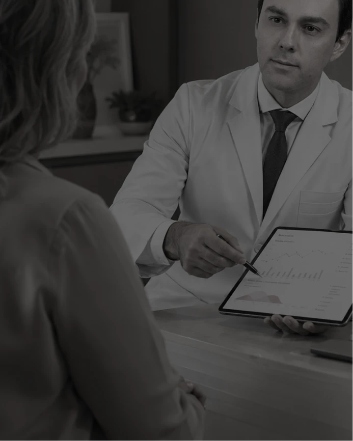 Médico apresentando exames