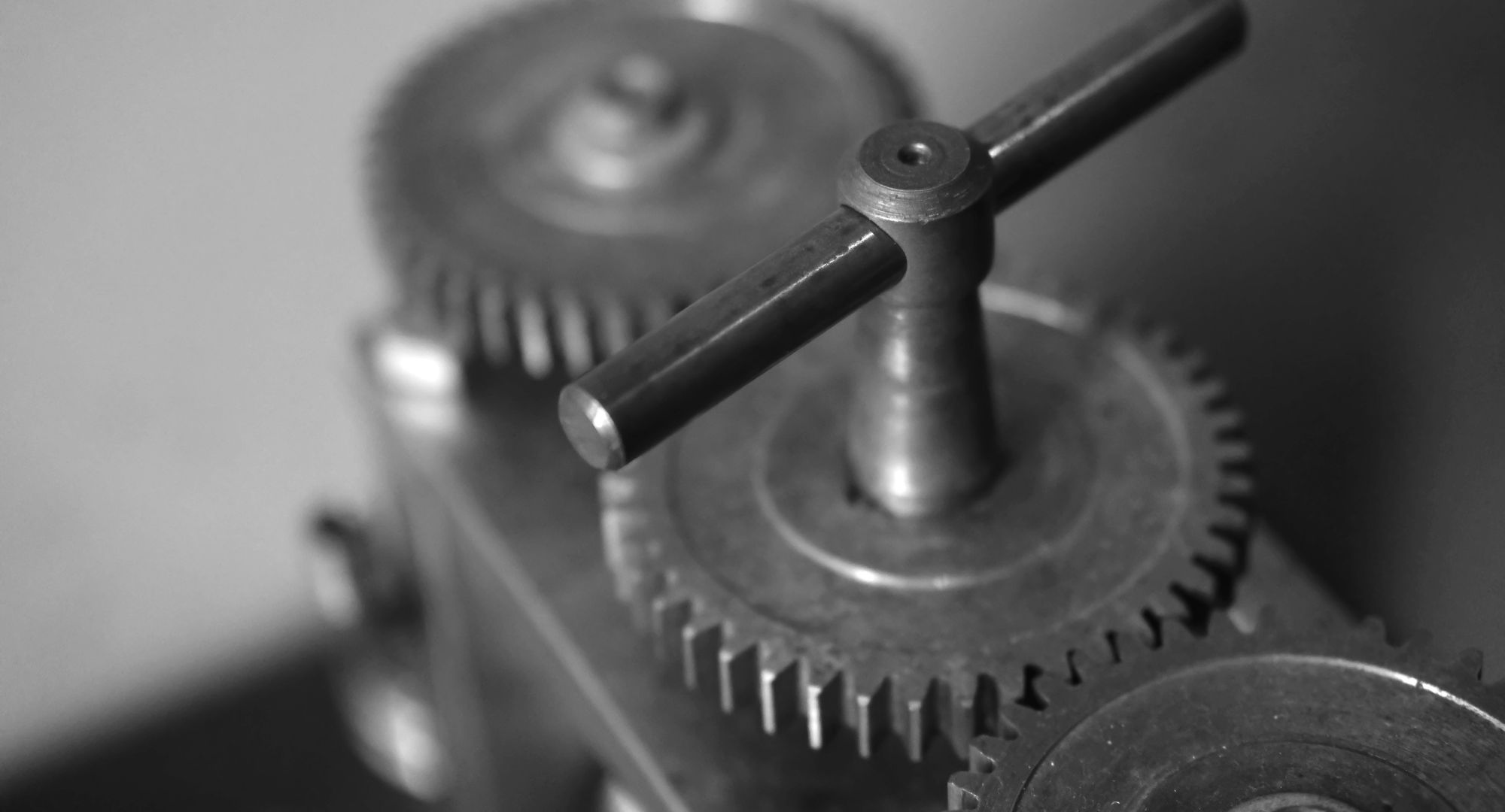 foto, em preto e branco, de engrenagem