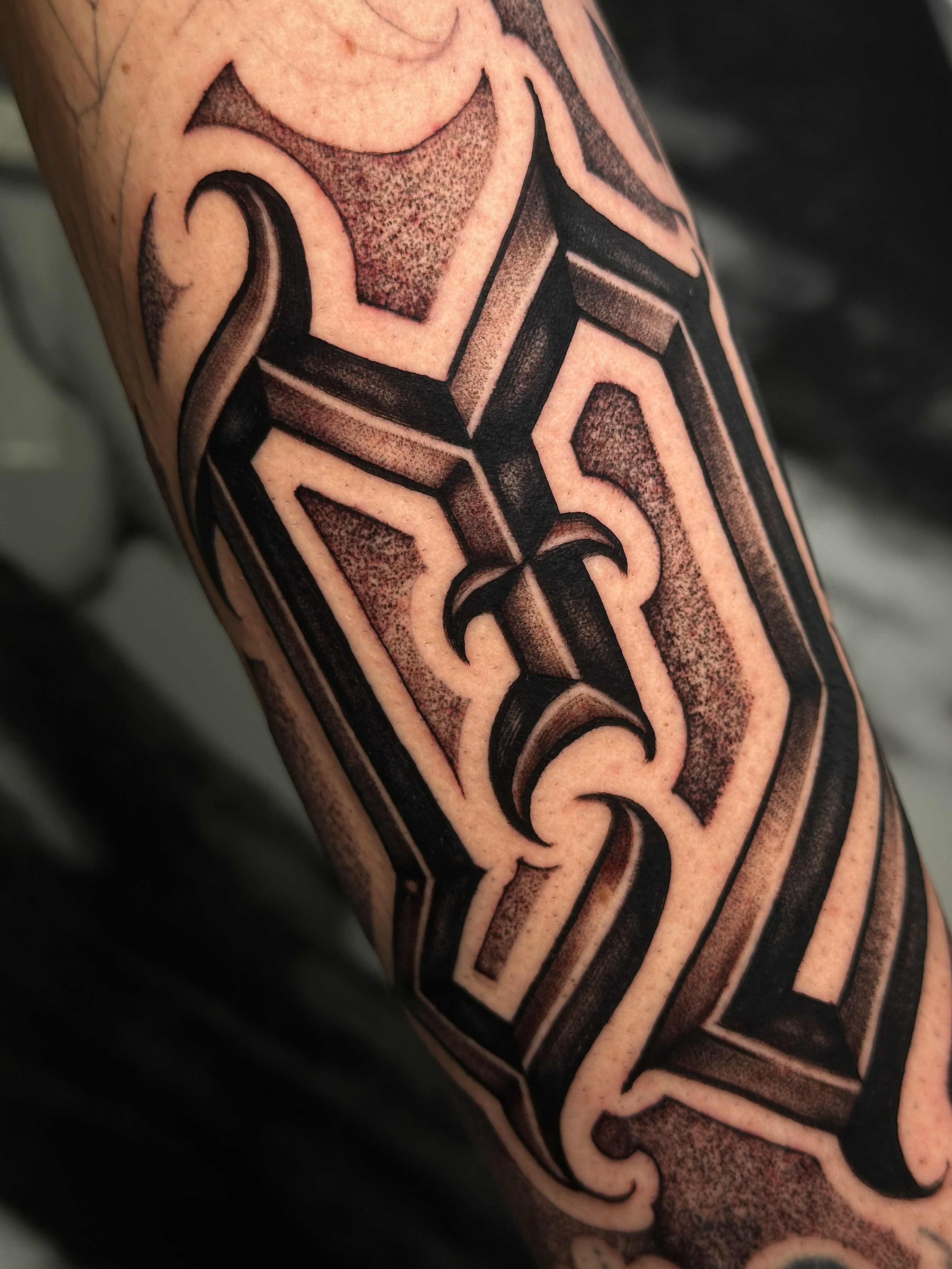 tatuaggio sull'avambraccio in stile chicano