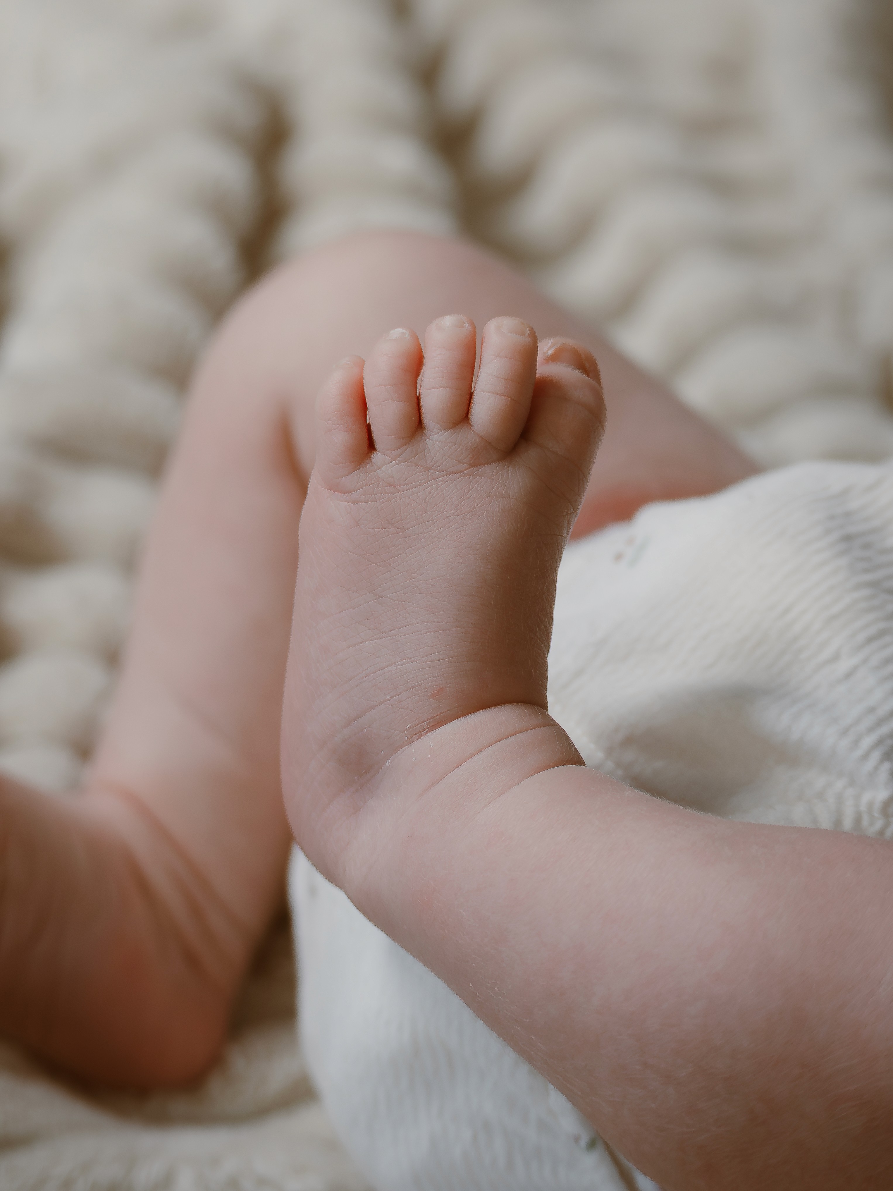 Babyfotografering av nyfødt jente i naturlige omgivelser. Tidløse minner fra den første tiden.