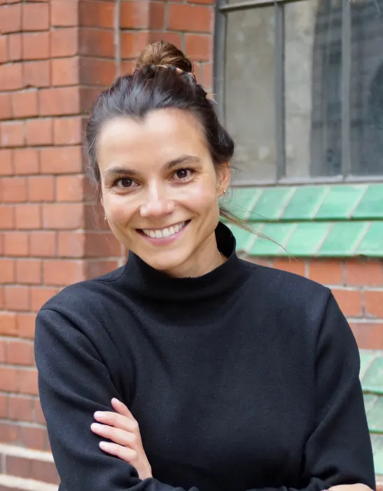 Dr. Janine Kloß vor ihrer Praxis – erfahrene Kieferorthopädin in Berlin-Mitte.