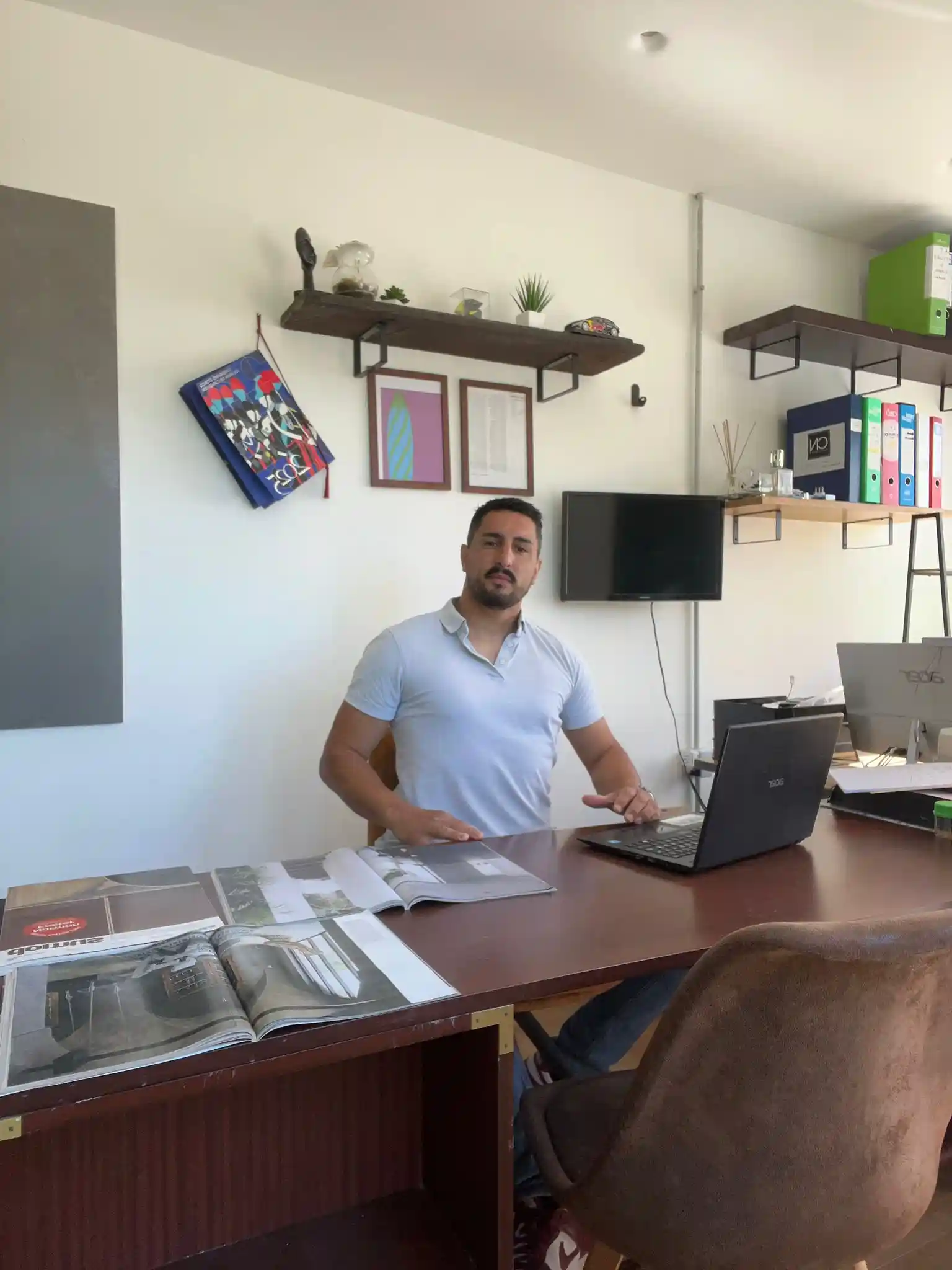 Andrea deramo titolare at edilizia dietro scrivania con pc