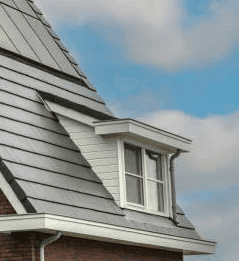 Witte dakkapel geplaatst op hellend dak van woning in Friesland