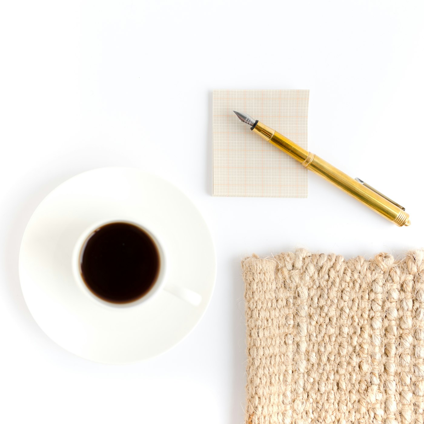 Füllfederhalter und Kaffee auf dem Schreibtisch