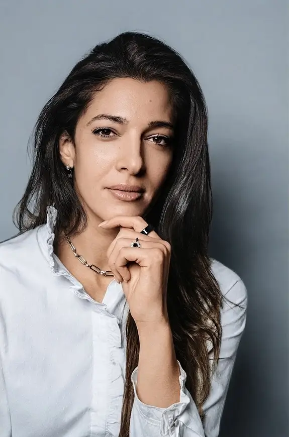 Maître Shérazade Trabelsi Chouli, avocate en droit des affaires à Paris, portrait rapproché.