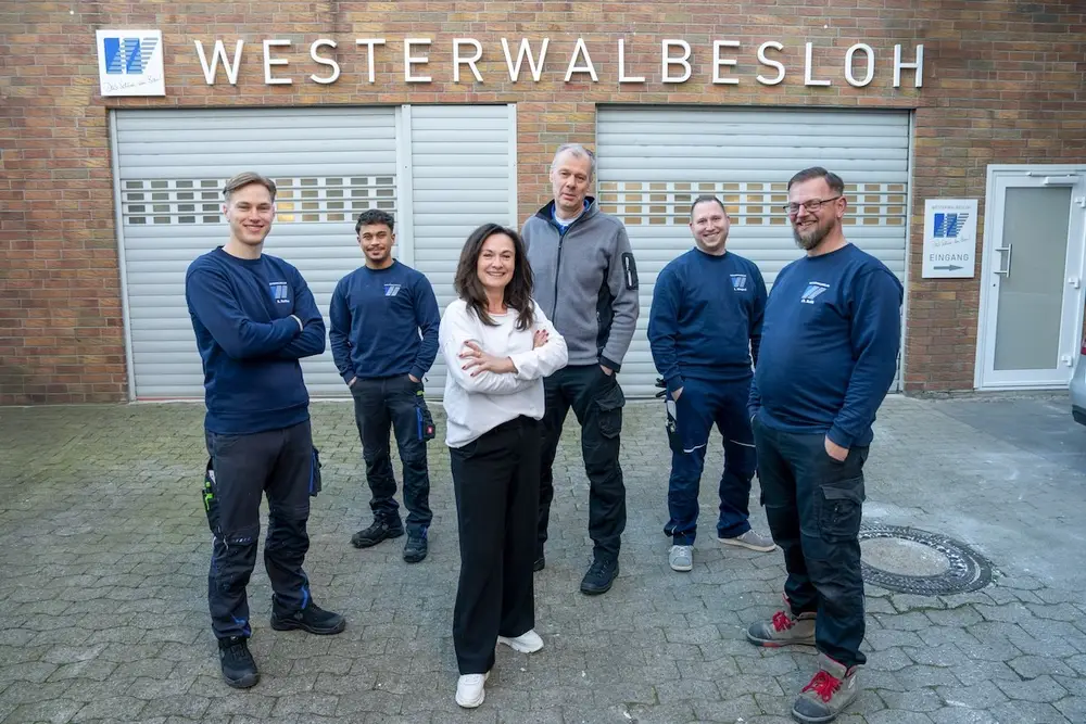 Das Team der Westerwalbesloh GmbH vor dem Firmengebäude in Gütersloh, Fachbetrieb für Sonnenschutz, Rollläden und Markisen