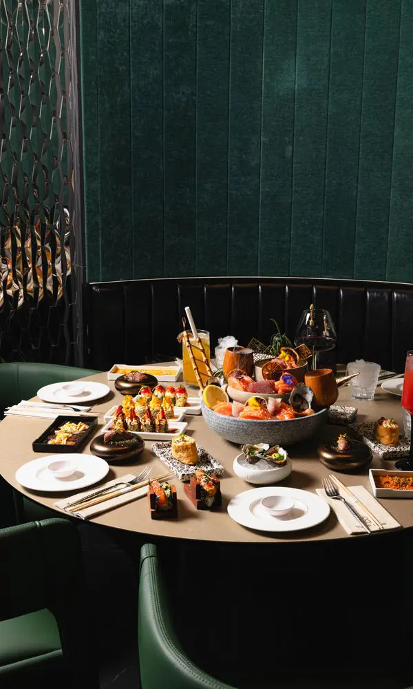 The fir-green velvet rotunda, its crystal chandelier and its set round table