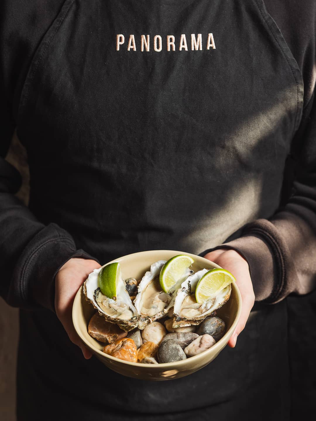 Massada de ostra com caviar e pesto