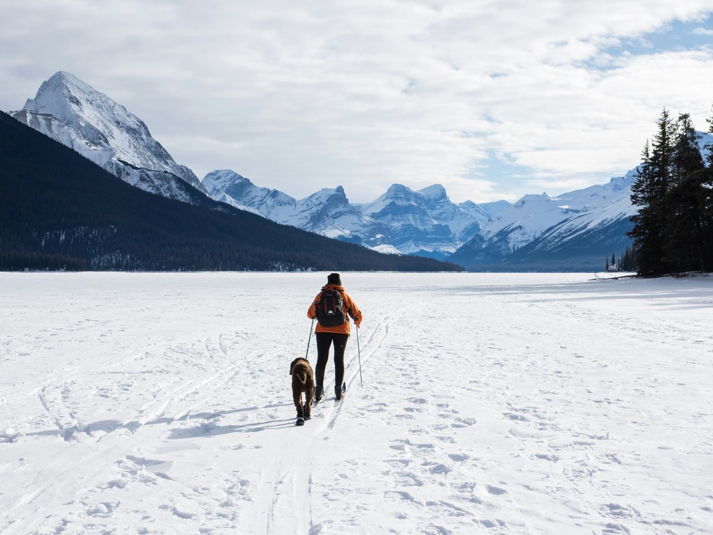 Turista praticando esqui em montanha nevada durante o inverno