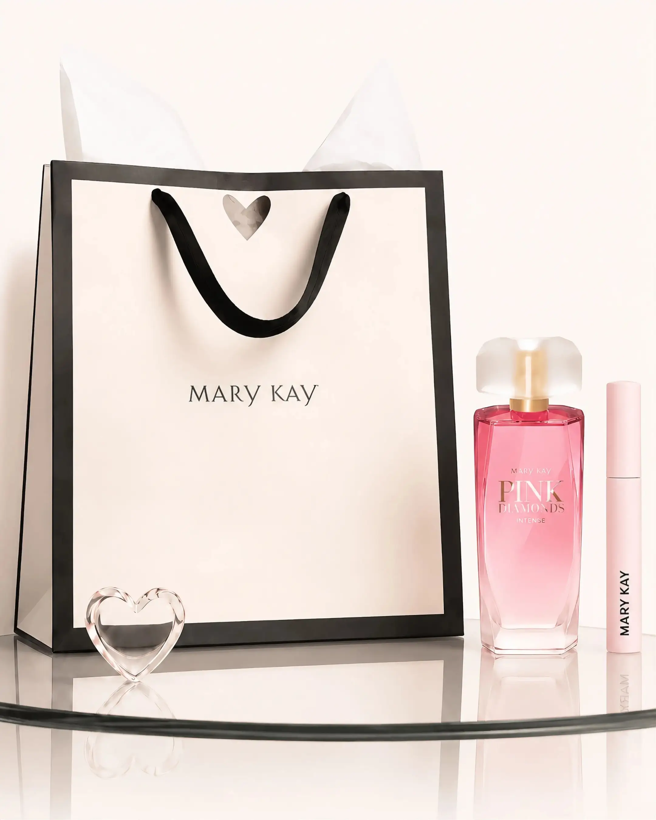 Presente Mary Kay com fragrância Pink Diamonds e item de maquiagem em composição elegante para o Dia dos Namorados.