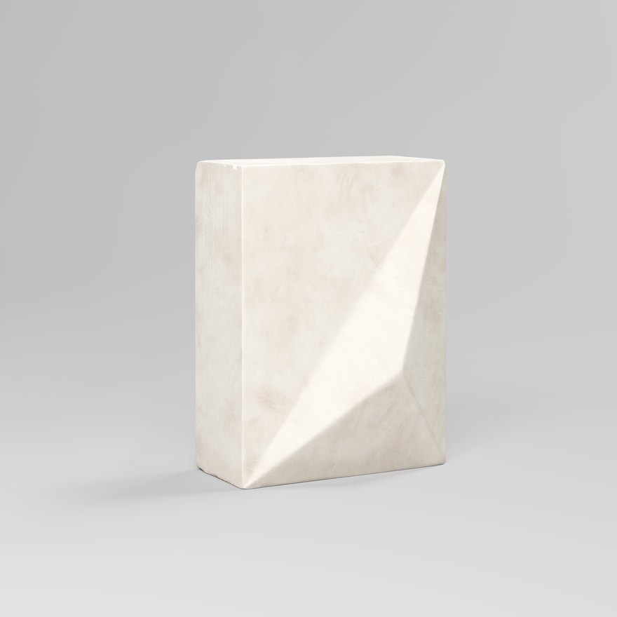 Forma ceramica Arris con superficie geometrica sfaccettata, realizzata per colaggio da Matterica