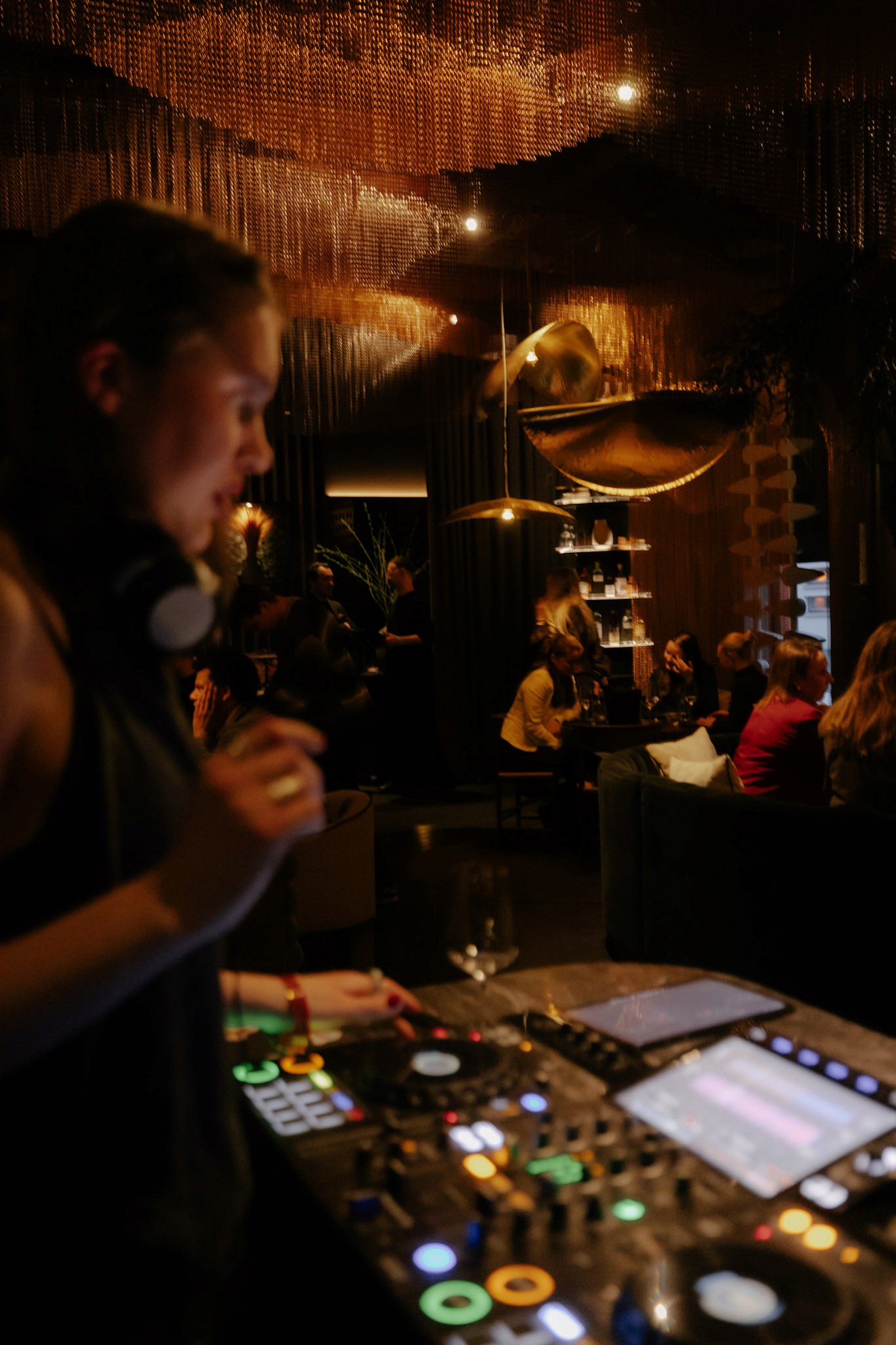 DJ som spiller under YAMI Supper Club i Trondheim på Glød Asian Fusion