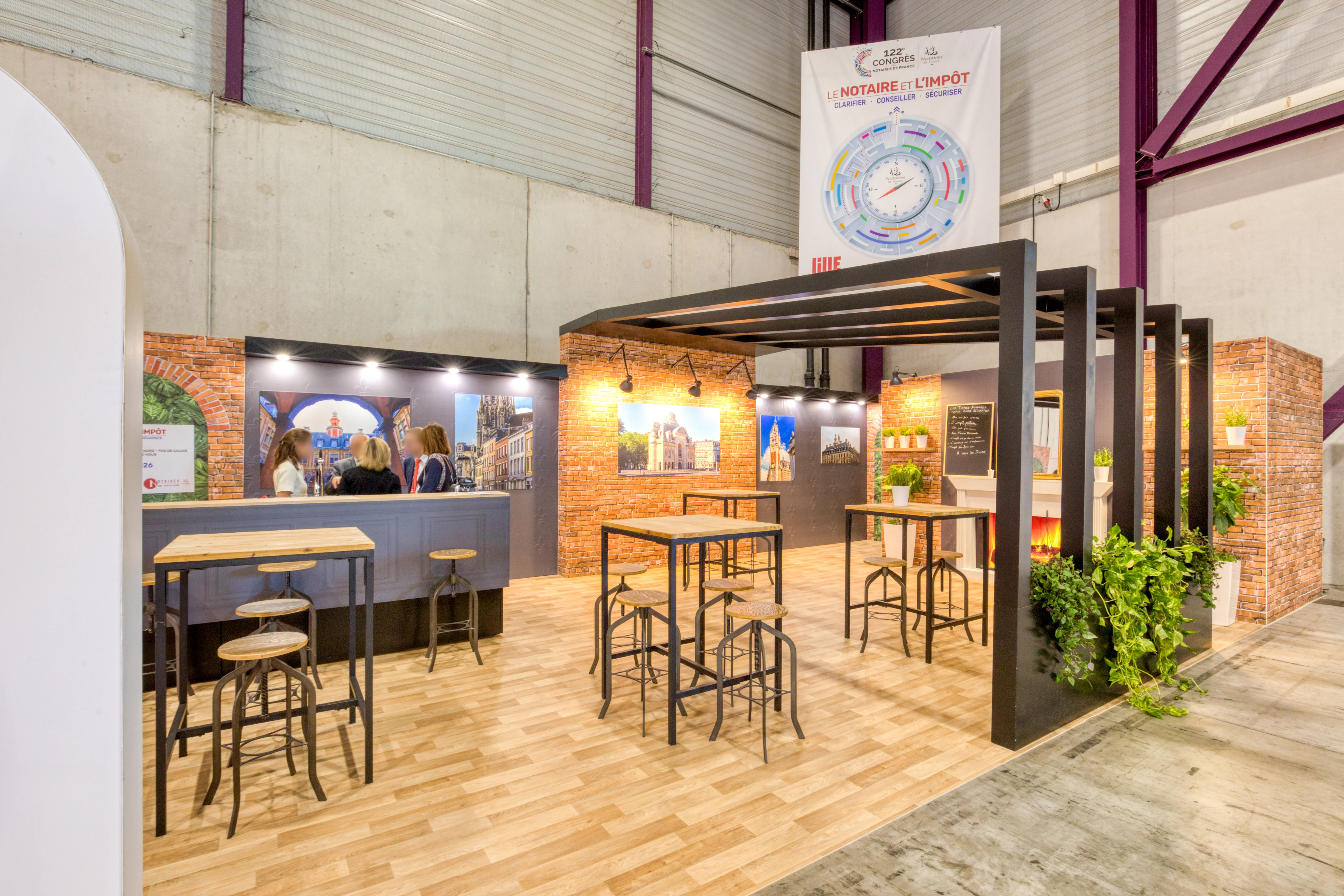  Stand Association des Notaires conçu par Expace au Congrès des Notaires 2025, ambiance chaleureuse en briques et tables hautes