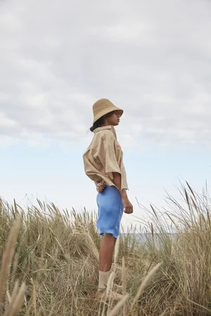 Dans le lookbook de la marque Danoise Another Aspect, le mannequin porte un costume gris et une chemise blanche