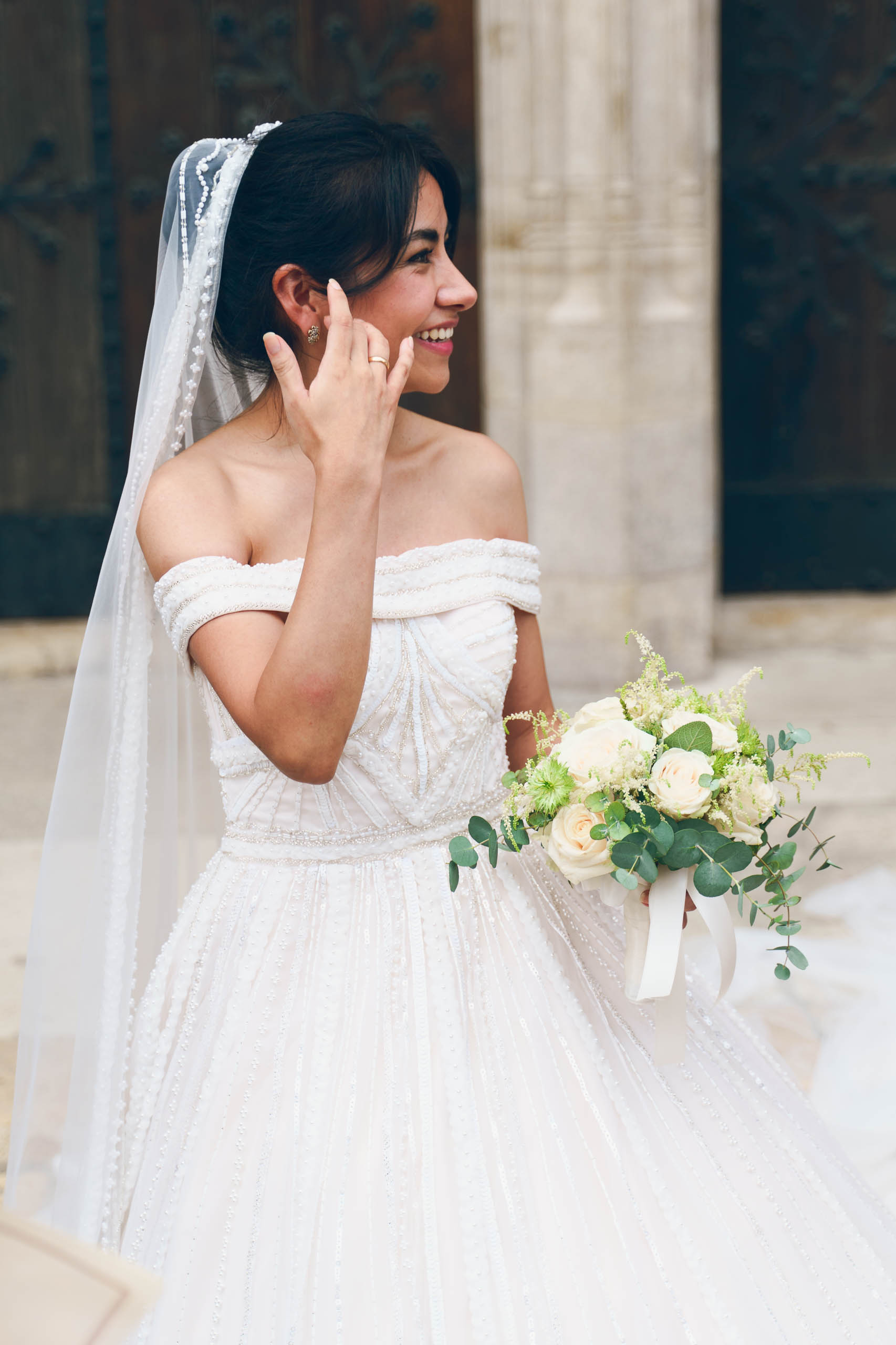 Glückliche Braut vor der Votivkirche - Hochzeitsfotografie Wien Leon Moik